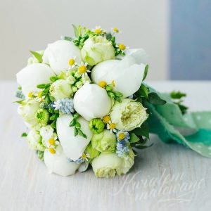 Bukiet ślubny z białymi kwiatami