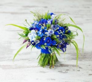 bukiet ślubny z niebieskich kwiatów