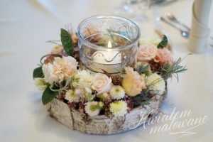 Delikatna dekoracja kwiatowa na stole
