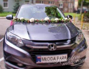 Samochód Pary Młodej florystycznie udekorowany kwiatami