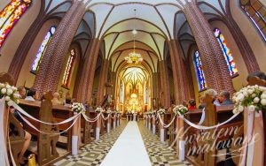 Kościół udekorowany na ślub