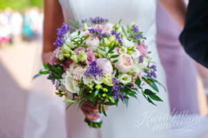 Bukiet ślubny z biało fioletowych kwiatów