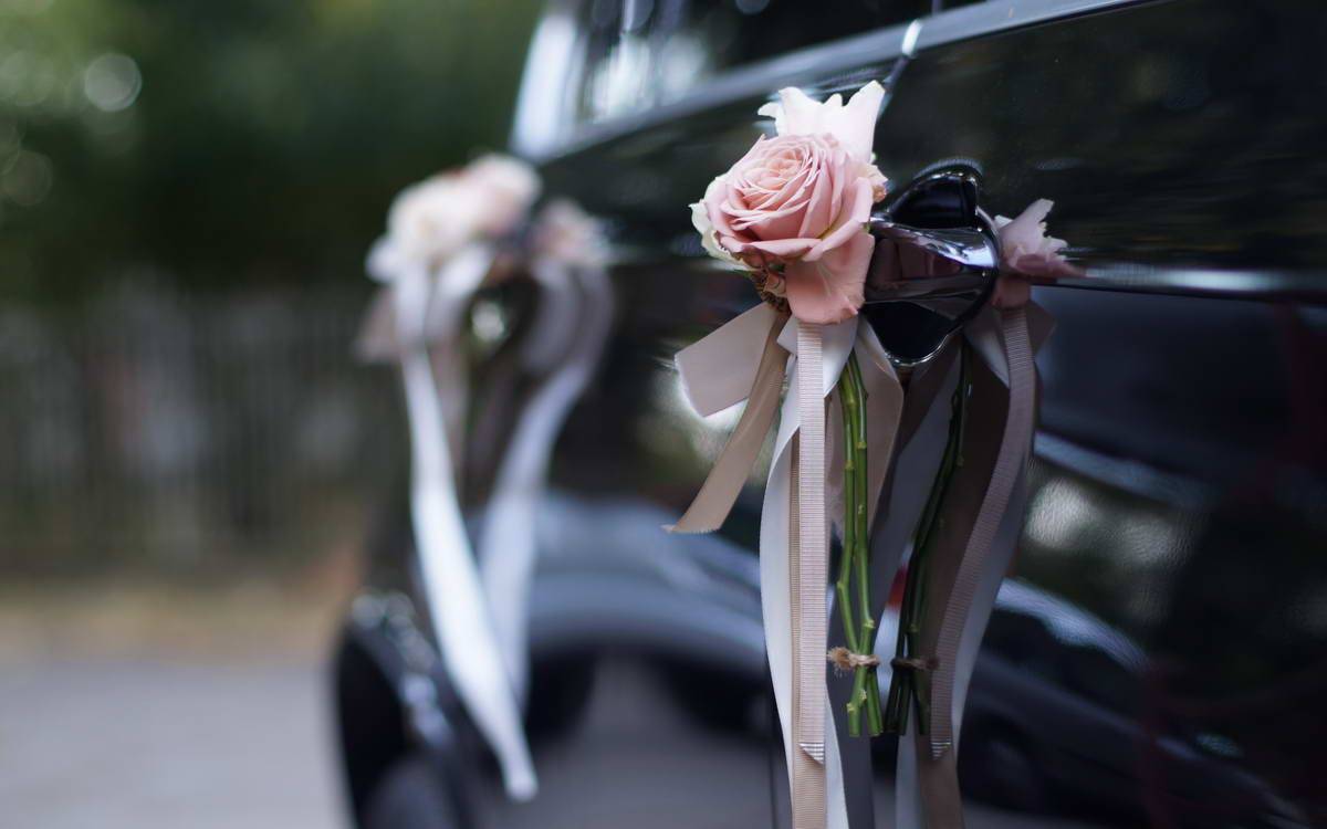 samochód do ślubu, ozdoba klamek, dekoracja samochodu